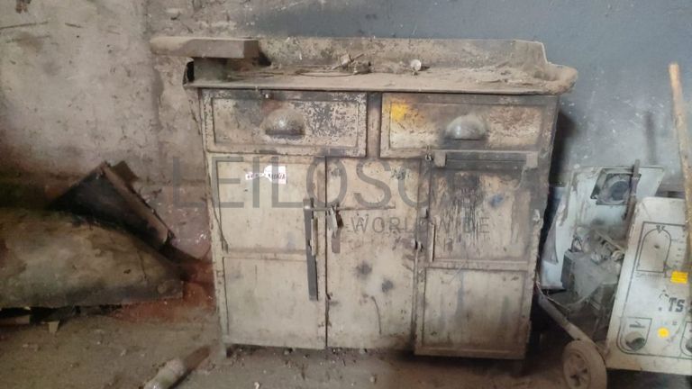 Mesa metálica com gavetas