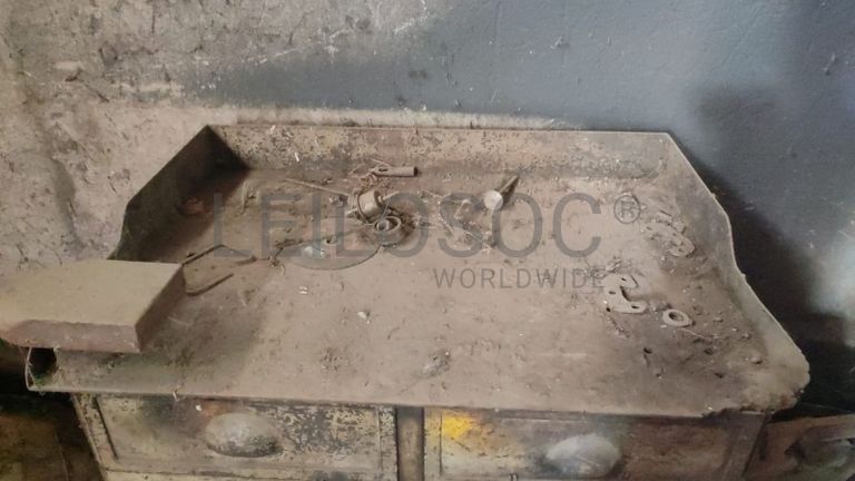 Mesa metálica com gavetas