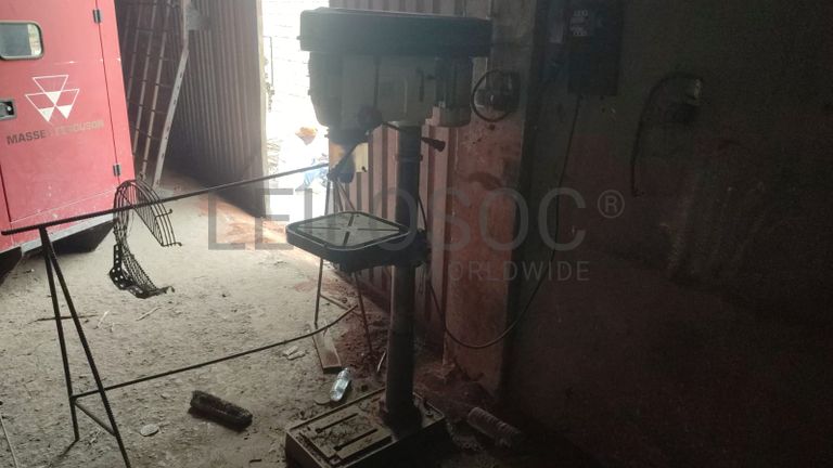 Máquina furadeira para abertura de roscas