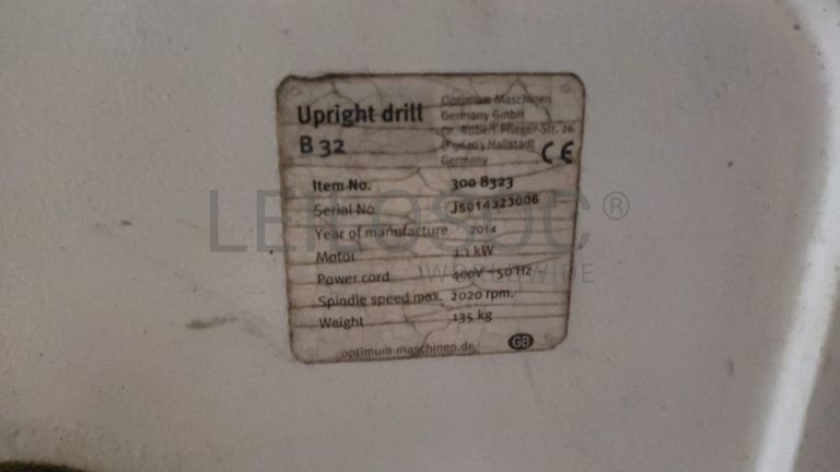 Máquina furadeira para abertura de roscas