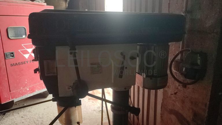 Máquina furadeira para abertura de roscas