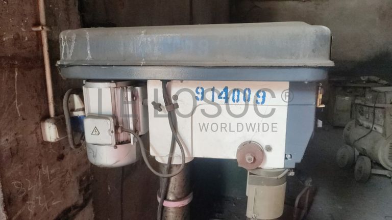 Máquina furadeira para abertura de roscas