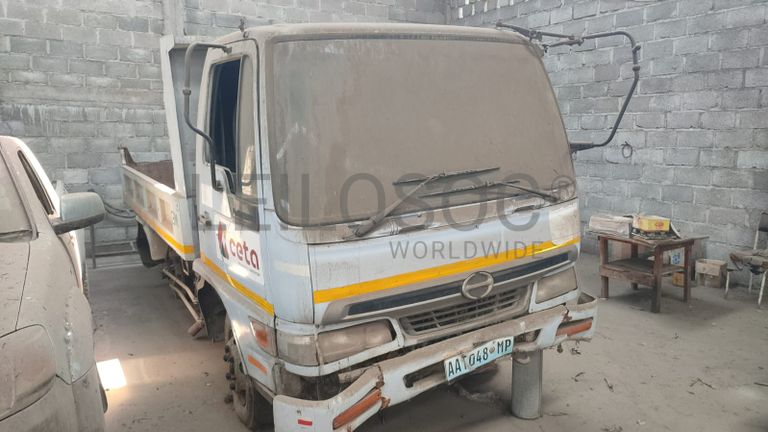 Camioneta basculante Hino