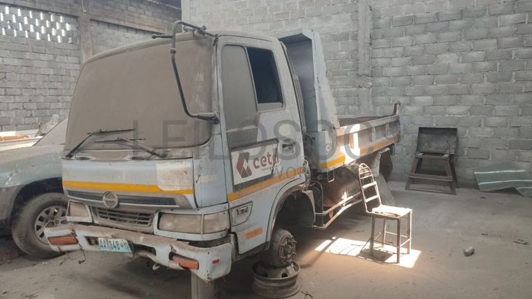 Camioneta basculante Hino