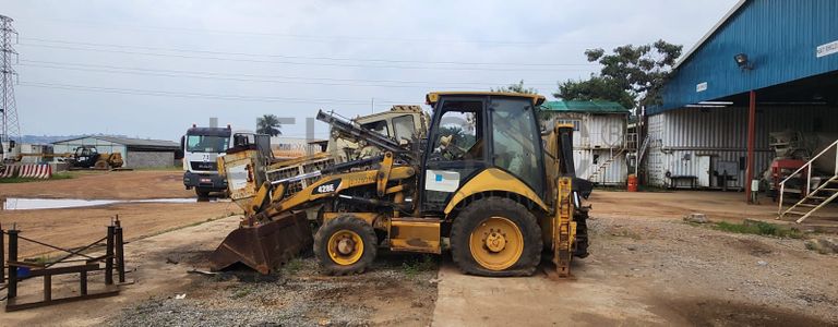 CATERPILLAR Backhoe Loader