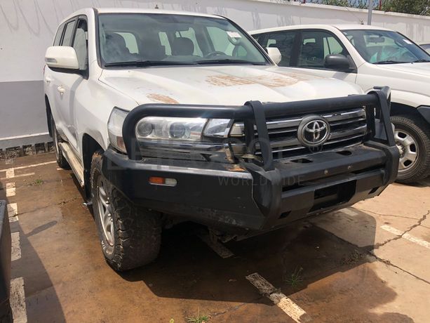 Voiture TOYOTA LC 200