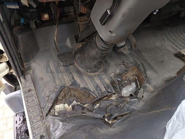 Nissan Cabstar 35.13 Com Grua · Ano 2004