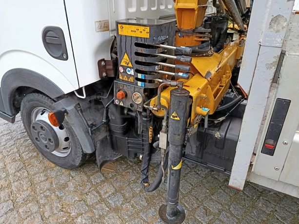 Nissan Cabstar 35.13 Com Grua · Ano 2010