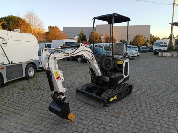 Mini Giratória Colt · Ano 2024
