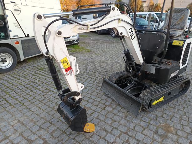 Mini Giratória Colt · Ano 2024