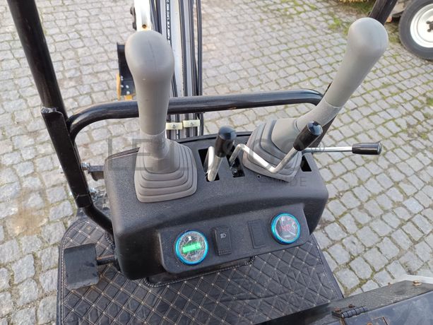 Mini Giratória Colt · Ano 2024