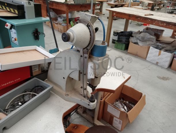 Máquina de pregar ilhós