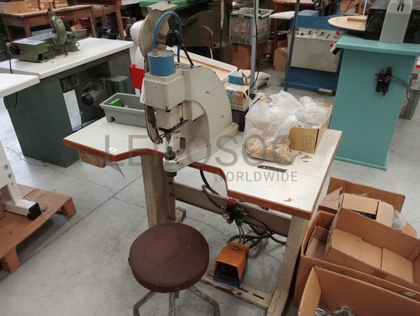 Máquina de pregar ilhós