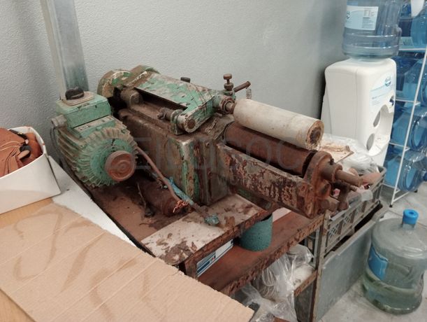 Máquina para colar palmilhas