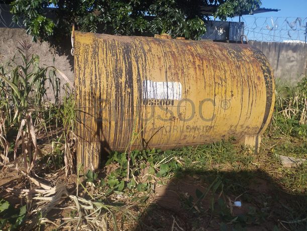Um tanque metálico