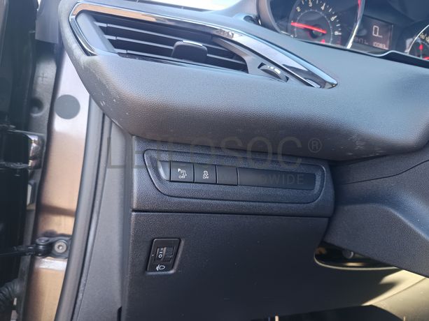 Peugeot 208 · Ano 2013