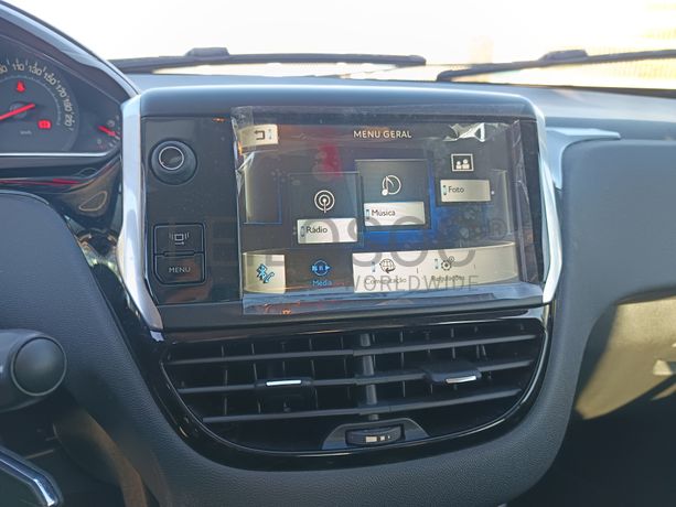 Peugeot 208 · Ano 2013