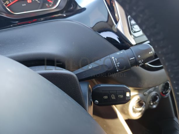 Peugeot 208 · Ano 2013