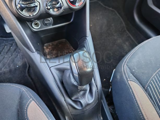 Peugeot 208 · Ano 2013