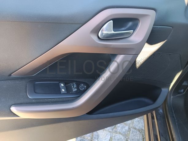 Peugeot 208 · Ano 2013