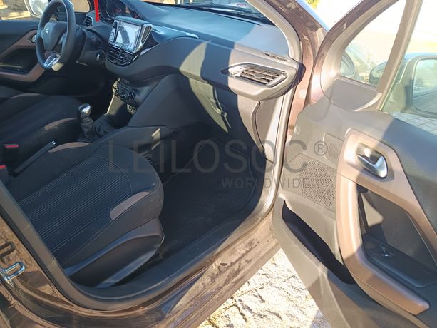 Peugeot 208 · Ano 2013