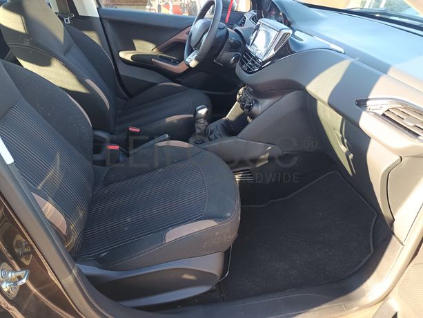 Peugeot 208 · Ano 2013