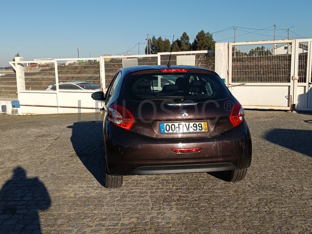 Peugeot 208 · Ano 2013