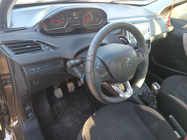 Peugeot 208 · Ano 2013