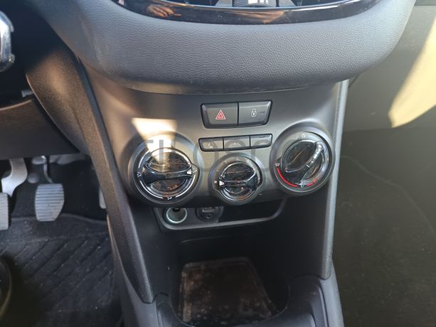 Peugeot 208 · Ano 2013