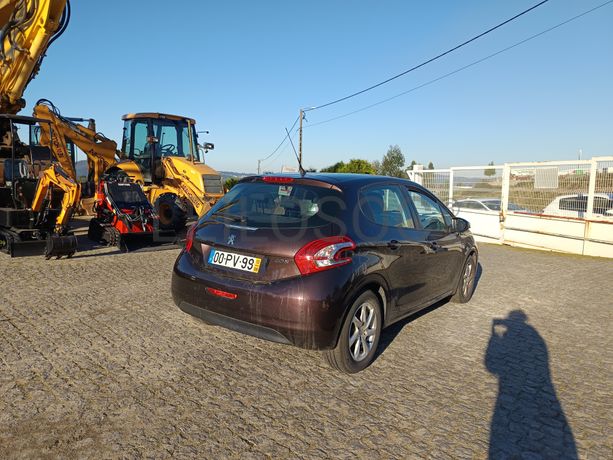 Peugeot 208 · Ano 2013