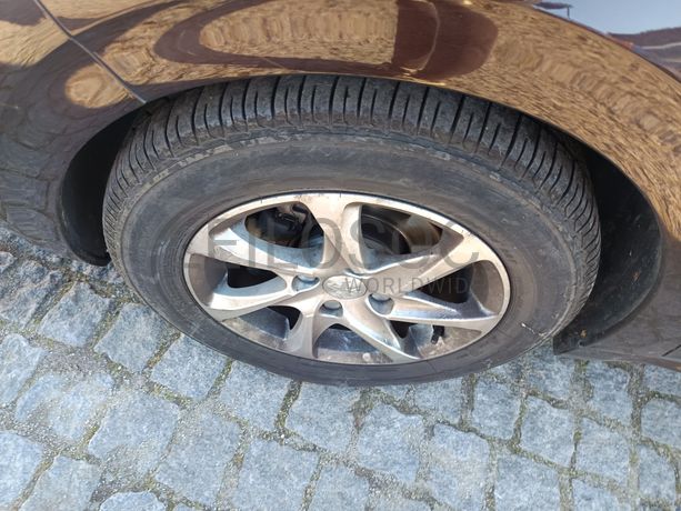 Peugeot 208 · Ano 2013