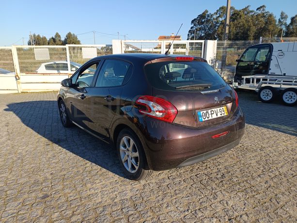 Peugeot 208 · Ano 2013
