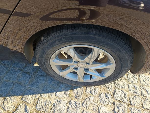 Peugeot 208 · Ano 2013