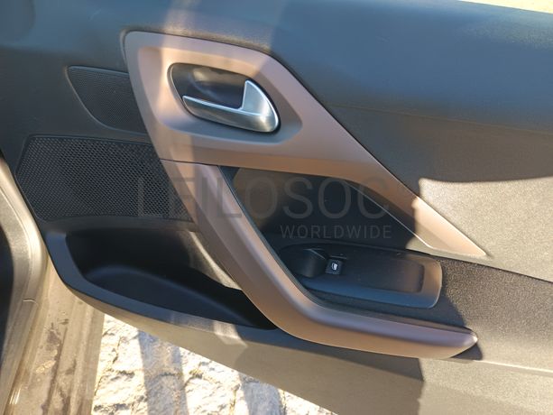 Peugeot 208 · Ano 2013