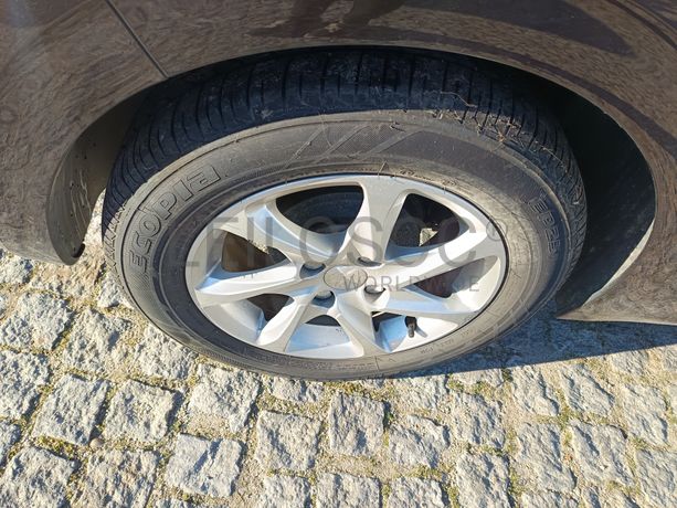 Peugeot 208 · Ano 2013