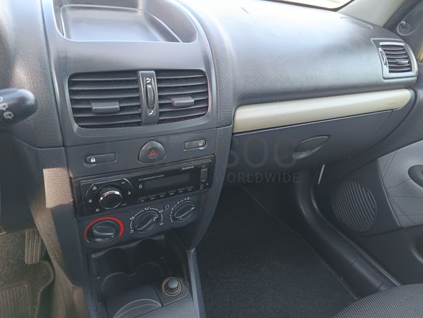 Renault Clio · Ano 2001