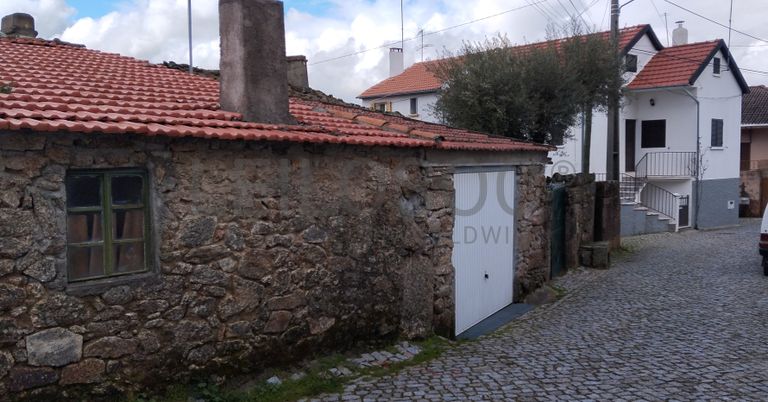 Moradia com arrecadação e anexo · Aldeia Velha, Sabugal