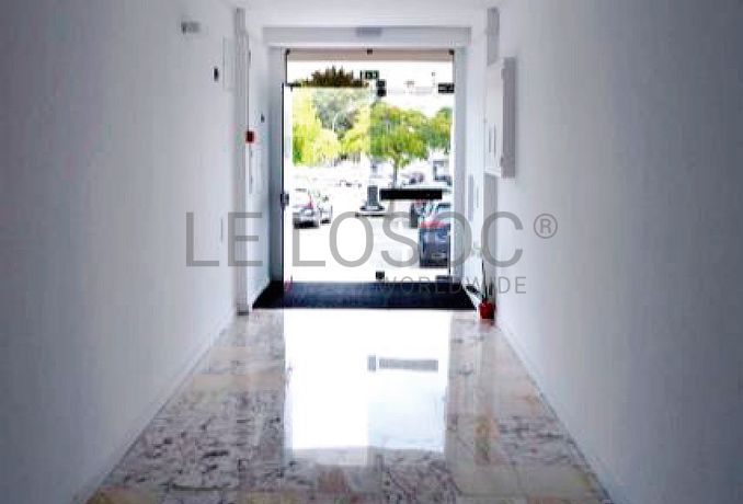 Escritório com 3 Pisos · Oeiras