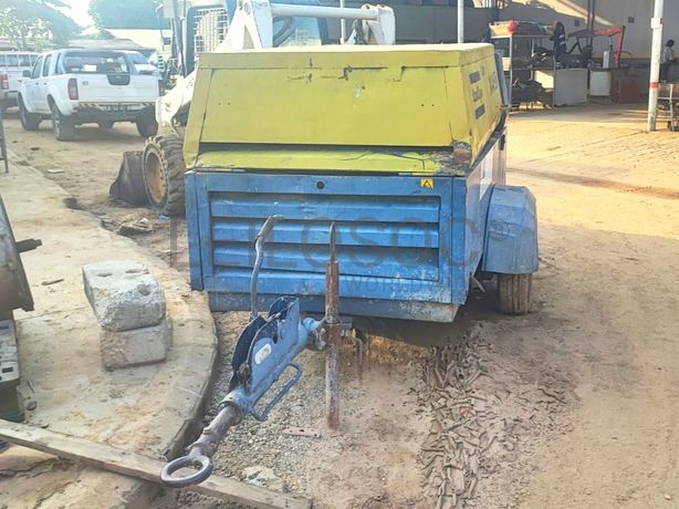 CABINDA - Pavimentadora GOMACO GT 3600 + CABINDA - Grua Torre - Lança de 40 a 50 m, 1,5 a 2 POTAIN 743 E1975 + CABINDA - ATLAS COPCO XAS 137 DD