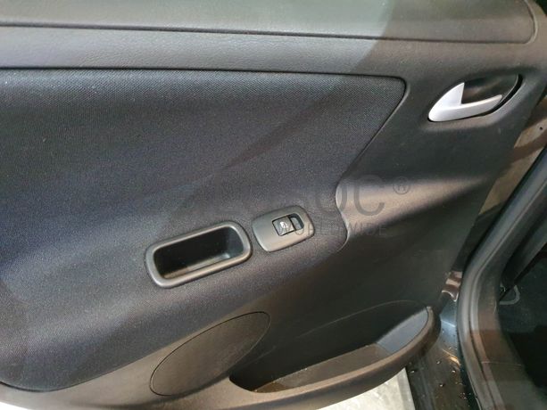 Peugeot 207 · Ano 2012