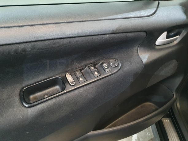 Peugeot 207 · Ano 2012