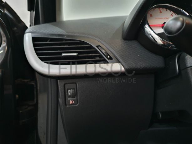 Peugeot 207 · Ano 2012