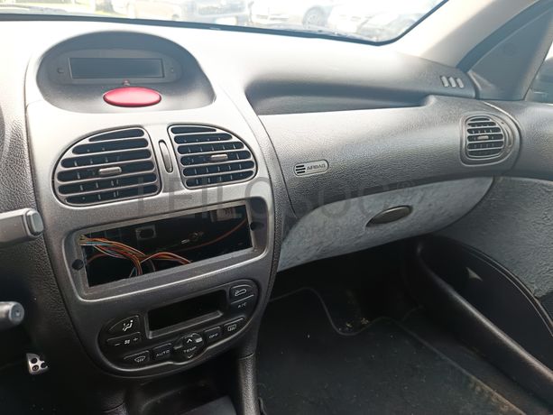 Peugeot 206 · Ano 2001