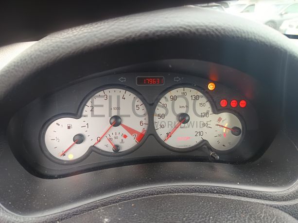 Peugeot 206 · Ano 2001