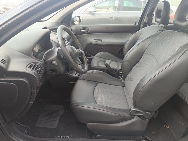 Peugeot 206 · Ano 2001