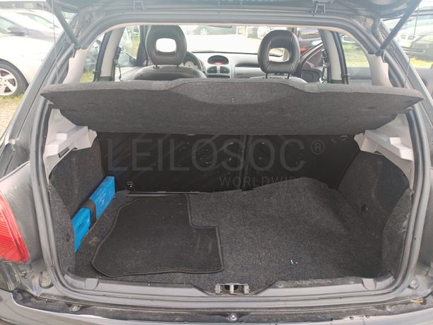 Peugeot 206 · Ano 2001