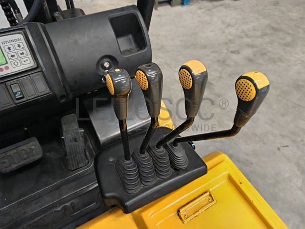 Empilhador Hyundai · Elétrico · Ano 2010 · 4000Kg
