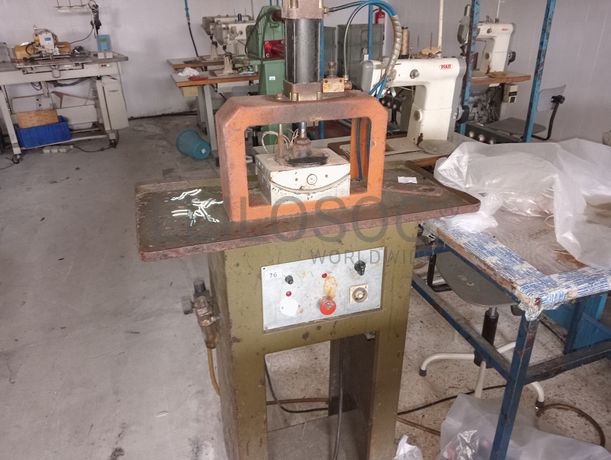 Máquinas de Costura · Coluna Alta · Rebites