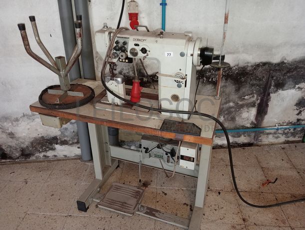 Máquinas de Coluna Alta · Máquina de Colocar Ganchos