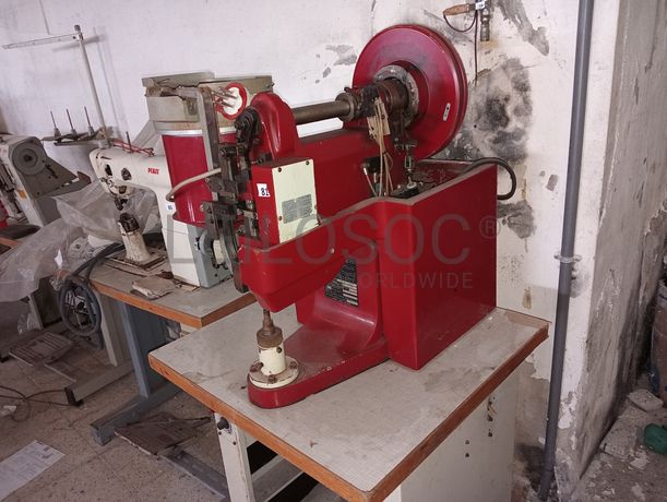 Máquinas de Coluna Alta · Máquina de Colocar Ganchos